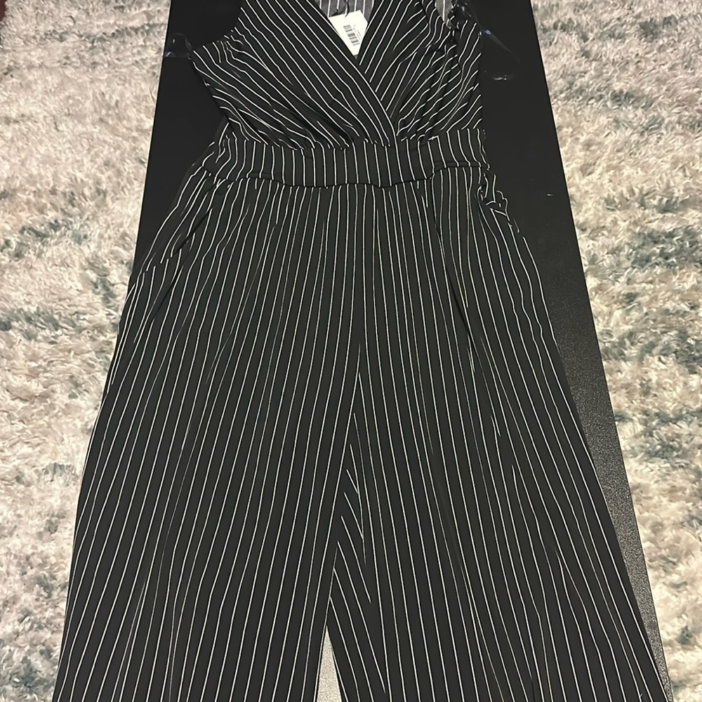 B14) cropped pants romper with pockets. Sleeveless with pockets.
